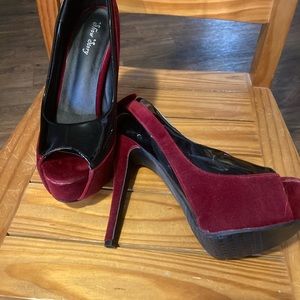 BRAND NEW NEVER WORN open toe bow tie high heels